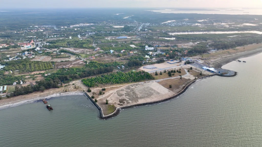 Khu đô thị du lịch lấn biển Cần Giờ quy mô 2.870ha tọa lạc ở xã Long Hòa và thị trấn Cần Thạnh (huyện Cần Giờ)