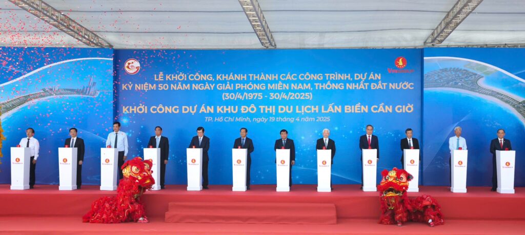 Các đại biểu bấm nút khởi công dự án Khu đô thị lấn biển Vinhomes Green Paradise